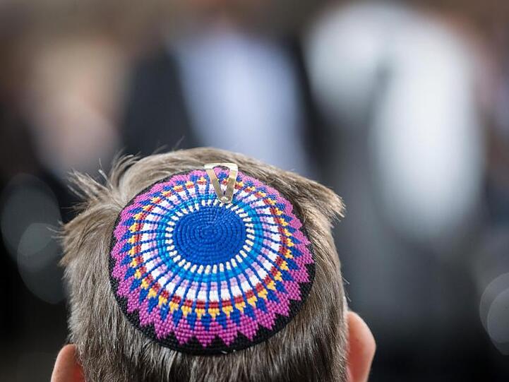 Ein Mann trägt eine Kippa. Foto: Boris Roessler/Archivbild
