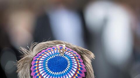 Ein Mann trägt eine Kippa. Foto: Boris Roessler/Archivbild