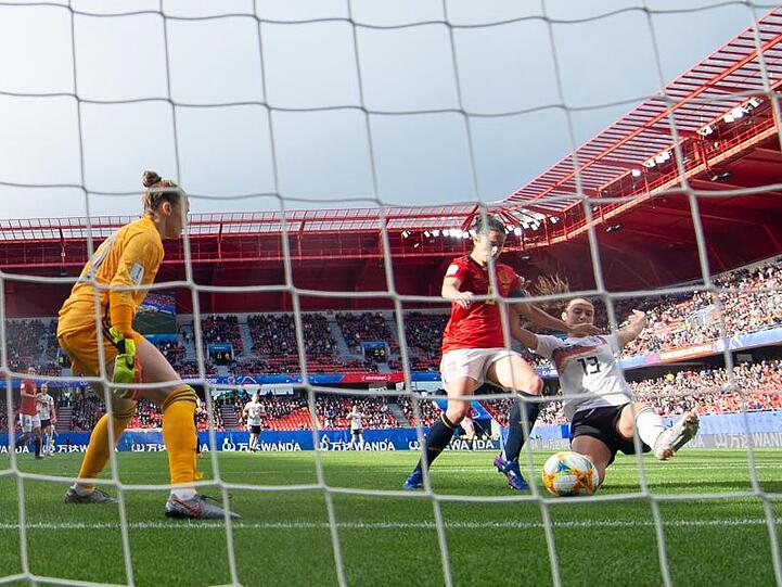 Sara Däbritz (r) schießt gegen die Abwehr der Spanierin Marta Torrjon (M) und Torhüterin Sandra Panos das Tor zum 1:0 für Deutschland.