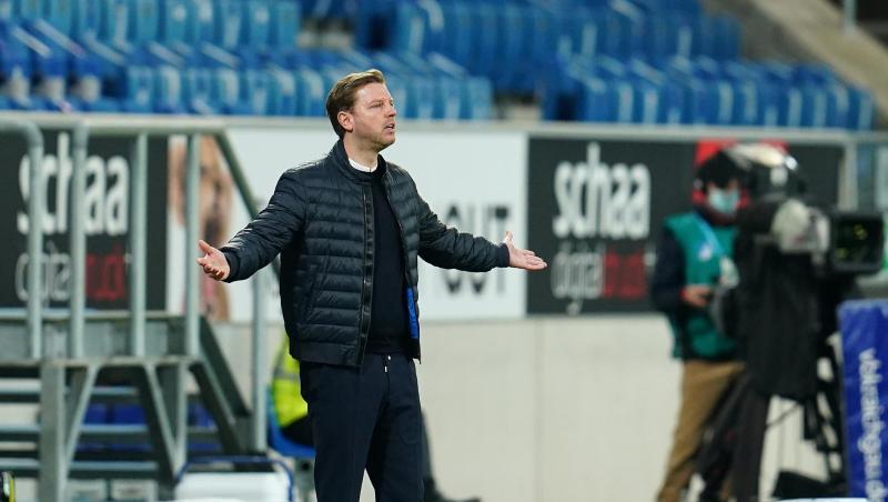 Werder Bremens Trainer Florian Kohfeldt gestikuliert an der Seitenauslinie.