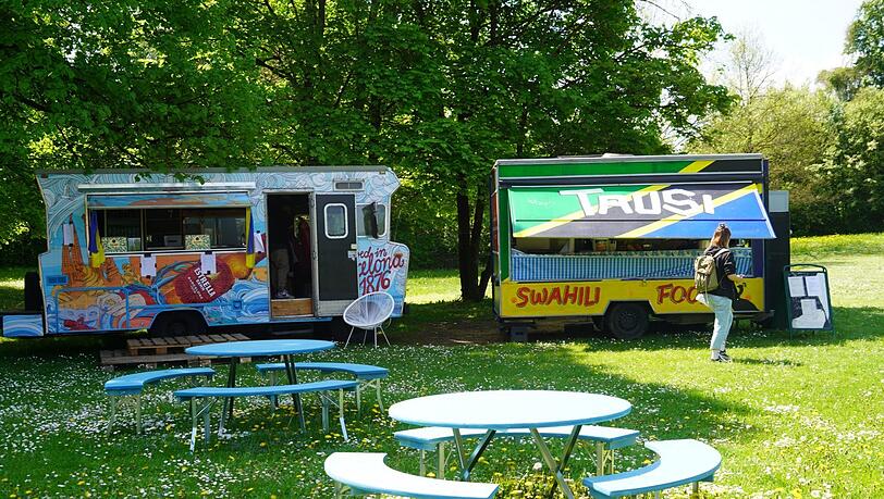 Auch Essen und Getränke gibts auf dem Gelände, wie hier: Links einGetränketruck, rechts ein Wagen, in dem es ostafrikanisches Essen gibt. Auch Essen und Getränke gibts auf dem Gelände, wie hier: Links einGetränketruck, rechts ein Wagen, in dem es ostafrikanisches Essen gibt.