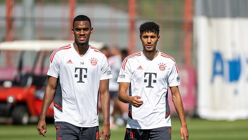 Von Amsterdam nach München: Ryan Gravenberch (l.) spielte zuletzt wie auch Noussair Mazraoui für Ajax.