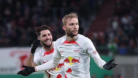 Leipzigs Torschütze Konrad Laimer (r) feiert mit Dominik Szoboszlai nach seinem 2:0.