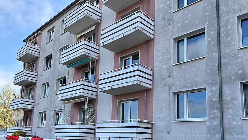 Die Polizei Magdeburg ermittelt, nachdem eine Frau und ein Kind beim Sturz von einem Balkon schwer verletzt worden sind.