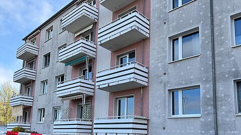 Die Polizei Magdeburg ermittelt, nachdem eine Frau und ein Kind beim Sturz von einem Balkon schwer verletzt worden sind.
