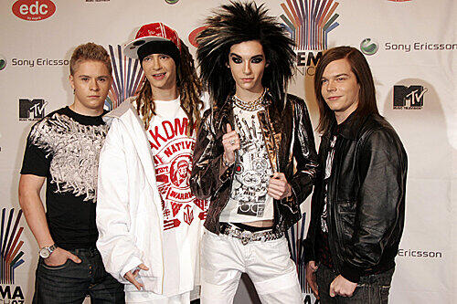 Millionen Teenies lieben Tokio Hotel. Jetzt soll Tom Kaulitz (2.v.l.) eine junge Frau geschlagen haben.