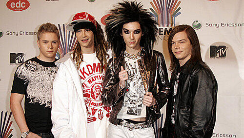 Millionen Teenies lieben Tokio Hotel. Jetzt soll Tom Kaulitz (2.v.l.) eine junge Frau geschlagen haben. Millionen Teenies lieben Tokio Hotel. Jetzt soll Tom Kaulitz (2.v.l.) eine junge Frau geschlagen haben.