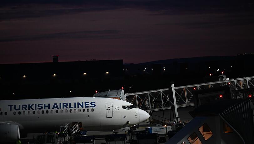 31 Afghanen sind mit dem Flugzeug in Hannover angekommen. 31 Afghanen sind mit dem Flugzeug in Hannover angekommen.