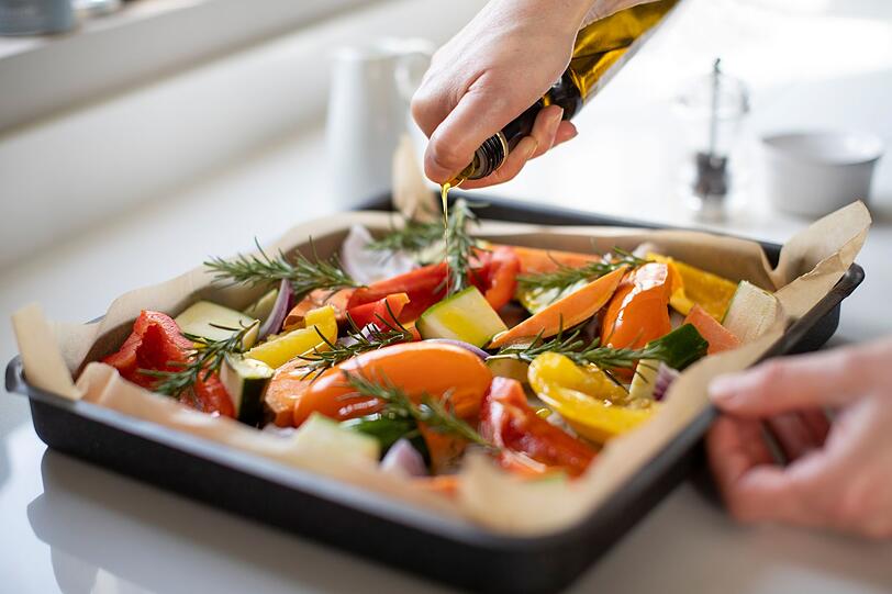 Ofengem&uuml;se ist einfach und schnell gemacht. Schneiden Sie einfach Karotten, Pastinaken, S&uuml;&szlig;kartoffeln, Topinambur, Sellerie oder Rote Bete in Spalten. Betr&auml;ufeln Sie sie mit Oliven&ouml;l und w&uuml;rzen Sie mit Salz, Pfeffer und frischen Kr&auml;utern wie Rosmarin, Thymian oder Oregano. Auch Kurkuma oder Kreuzk&uuml;mmel passen gut. Verteilen Sie das Gem&uuml;se mit ganzen Knoblauchzehen und Zwiebel- oder Lauchringen auf einem Blech und backen Sie es 30 bis 40 Minuten bei 180 Grad.