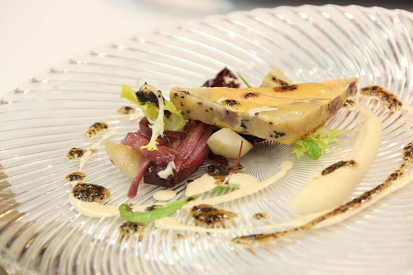 Im Allerheiligsten des Gourmettempels Tantris, der Küche, herrschen Präzision, Perfektion - und Stille.