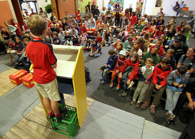 Dieses Foto zeigt die Rathauswahlen in Mini-München: In der Spielstadt verwalten Kinder alles selbst.