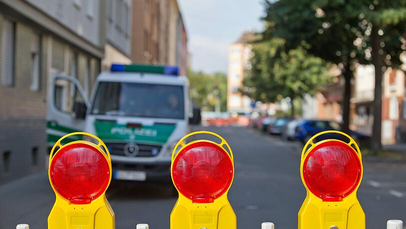 Evakuierungen und ein Großaufgebot an Sicherheitskräften rund um die Entschärfung der Fliegerbombe: Die Bilder aus Nürnberg. Evakuierungen und ein Großaufgebot an Sicherheitskräften rund um die Entschärfung der Fliegerbombe: Die Bilder aus Nürnberg.