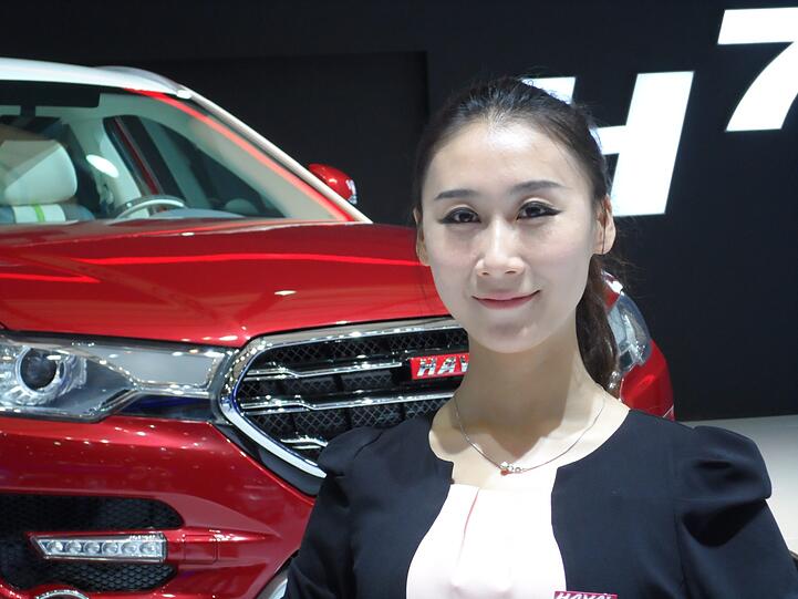 Schöne Frauen an neuen Autos: Eine nach wie vor unschlagbar attraktive Kombination - auch in Shanghai.