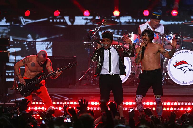In der legendären Pepsi-Halbzeitshow standen Bruno Mars und die Red Hot Chili Peppers auf der Bühne!