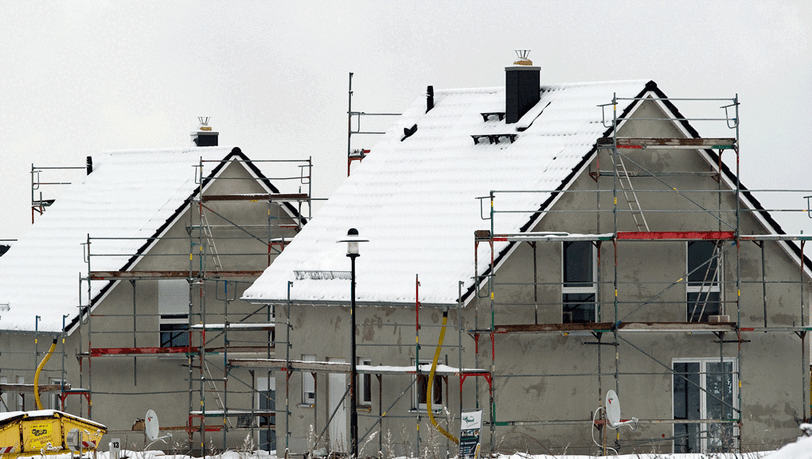 Hausbau im Winter ist möglich, aber nur, solange die Temperaturen nicht unter 5 Grad plus fallen. Hausbau im Winter ist möglich, aber nur, solange die Temperaturen nicht unter 5 Grad plus fallen.