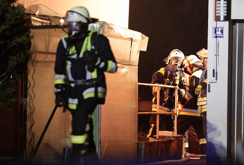 Explosion im Keller - die Bilder vom Feuerwehreinsatz in Großkarolinenfeld.