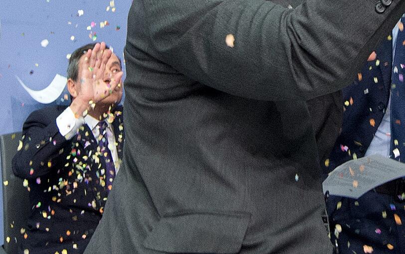 Zwischenfall bei der EZB: Draghi muss eine PK unterbrechen, weil eine Femen-Aktivistin die Konferenz stört.