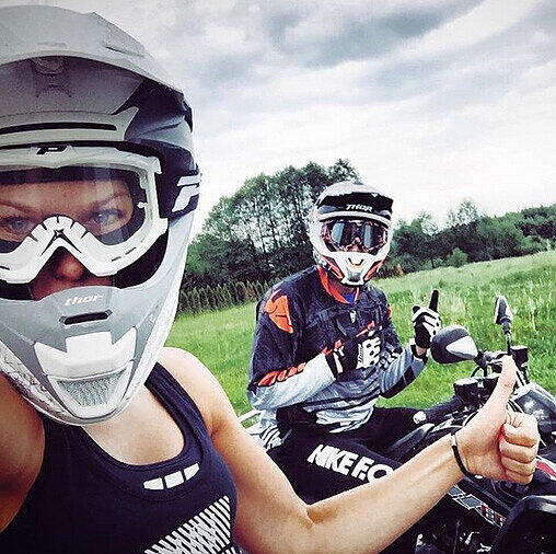 Der Bayern-Knipser war aber auch im Urlaub ziemlich sportlich unterwegs: Hier ist er mit seiner Frau Anna mit Quad Bikes unterwegs.