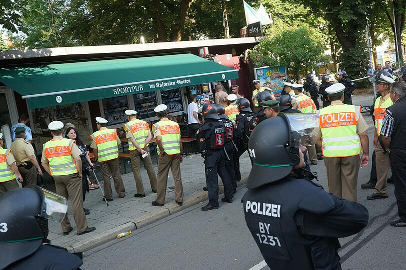Polizeieinsatz in der Martin-Luther-Straße nach dem Amateur-Derby. Löwen-Ultras hatten randaliert und sich anschließend in einer Kneipe verschanzt. Die Bilder.