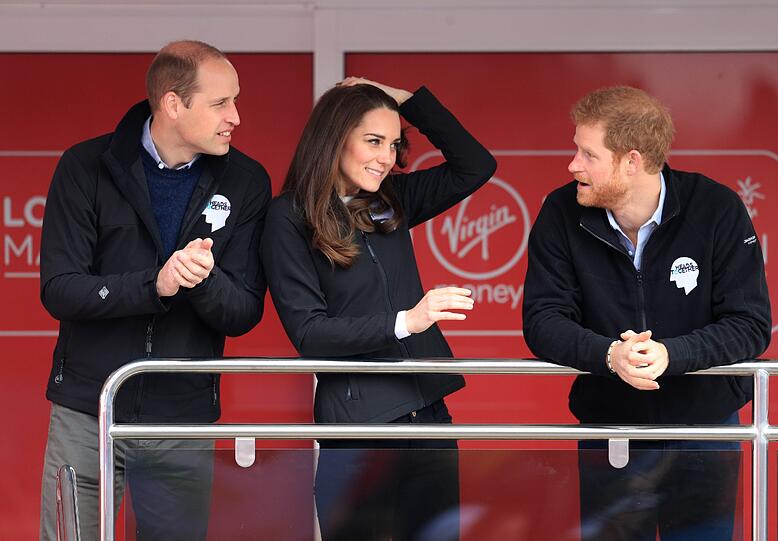 Prinz William, seine Frau, Herzogin Kate, und Prinz Harry verfolgen als Besucher den Start.
