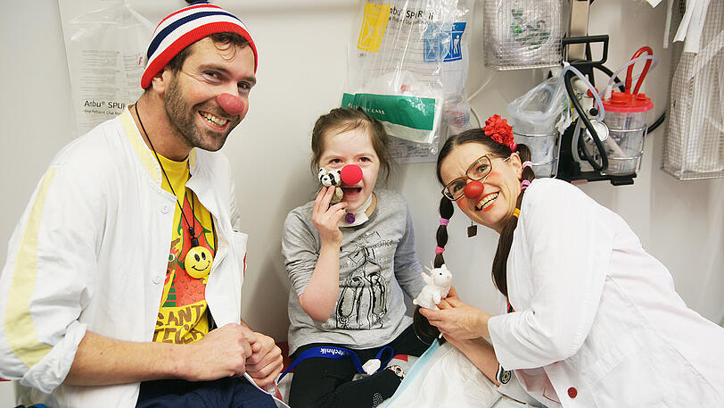 Die Clowns Georg Schulze als Dr. Batscho und Stephanie Groß als Bonbon mit Patientin Milane.