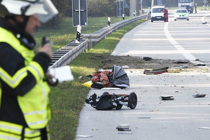 Schwerer Unfall auf der A995 - Bilder vom Bergungseinsatz.