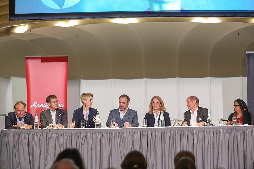 Angeregte Diskussion (v. l.): Prof. Martin Balle, Michael Dandorfer, Katrin Habenschaden, Michael Schilling, Isabelle Liegl, Pirmin Spiegel und Rita Panicker.