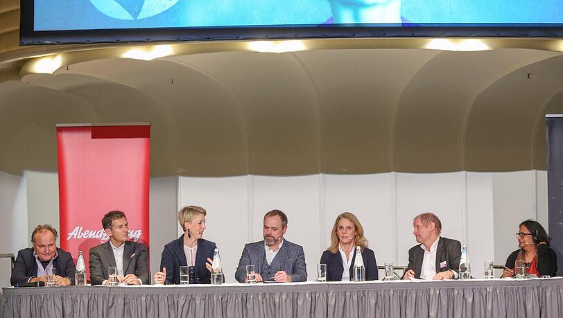 Angeregte Diskussion (v. l.): Prof. Martin Balle, Michael Dandorfer, Katrin Habenschaden, Michael Schilling, Isabelle Liegl, Pirmin Spiegel und Rita Panicker. Angeregte Diskussion (v. l.): Prof. Martin Balle, Michael Dandorfer, Katrin Habenschaden, Michael Schilling, Isabelle Liegl, Pirmin Spiegel und Rita Panicker.