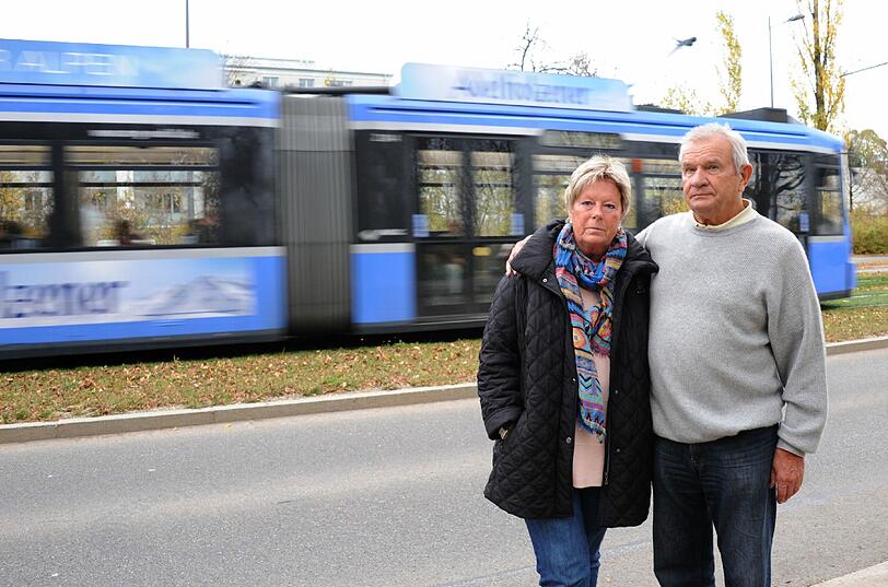 Ursula Stroell und Kurt Lorenz fühlen sich von den Fahrgeräuschen der Tram gestört. Sie wollen, dass die MVG mehr für den Lärmschutz unternimmt.