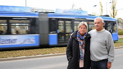 Ursula Stroell und Kurt Lorenz fühlen sich von den Fahrgeräuschen der Tram gestört. Sie wollen, dass die MVG mehr für den Lärmschutz unternimmt.
