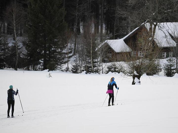 Skilangläuferinnen fahren am Fuße des Feldbergs in der Loipe. In höheren Lagen ist ein Mann von einer Lawine verschüttet worden.