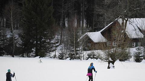 Skilangläuferinnen fahren am Fuße des Feldbergs in der Loipe. In höheren Lagen ist ein Mann von einer Lawine verschüttet worden.