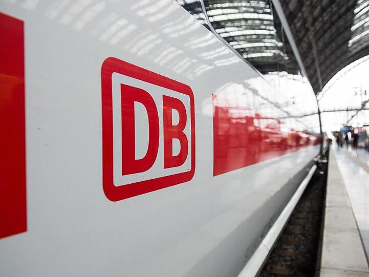 Das Logo der Deutschen Bahn ist auf einem ICE im Hauptbahnhof zu sehen.