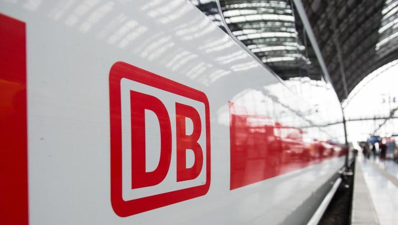 Das Logo der Deutschen Bahn ist auf einem ICE im Hauptbahnhof zu sehen. Das Logo der Deutschen Bahn ist auf einem ICE im Hauptbahnhof zu sehen.