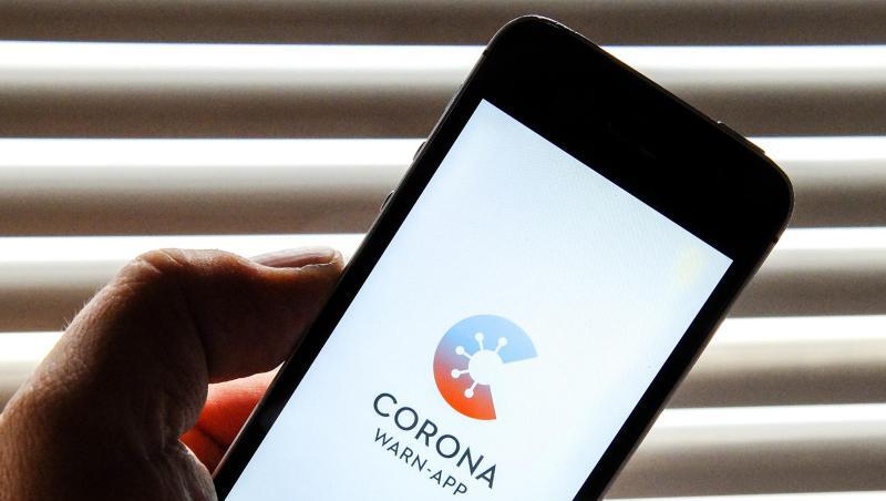 Auf dem Bildschirm eines Apple iPhone SE ist der vom Presse- und Informationsamt der Bundesregierung herausgegebene Startschirm einer Corona Warn-App abgebildet. Auf dem Bildschirm eines Apple iPhone SE ist der vom Presse- und Informationsamt der Bundesregierung herausgegebene Startschirm einer Corona Warn-App abgebildet.