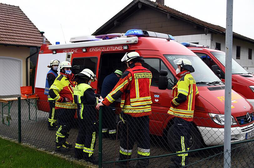 Feuerwehren aus Vilsbiburg, Ahrain, Seyboldsdorf, Dietelskirchen, Tiefenbach und Geisenhausen sowie Vertreter der Kreisbrandinspektion, mehrere Notärzte und Rettungswägen und die Polizei Vilsbiburg eilten zum Einsatzort.