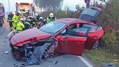 Die Einsatzkräfte befreiten den 19-Jährigen mit Spezialwerkzeug aus seinem Mazda.