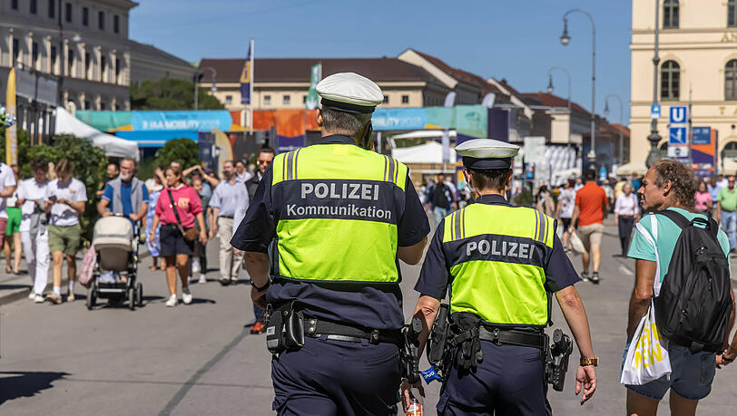 Wegen der IAA werden am Wochenende tausende Polizisten im Einsatz sein. Wegen der IAA werden am Wochenende tausende Polizisten im Einsatz sein.