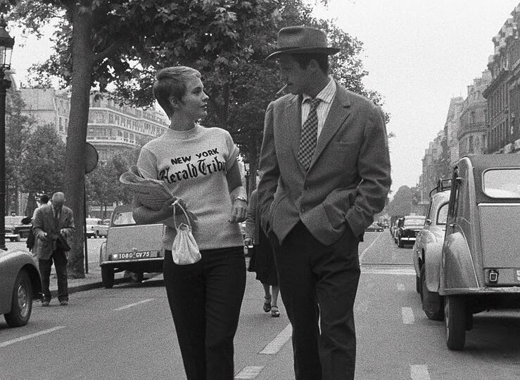 "Außer Atem" zitiert das amerikanische Kino vor allem des Film nour, gibt aber auch eindrücklich das Lebensgefühl in Paris Ende der 1950er-Jahre wieder. "Außer Atem" zitiert das amerikanische Kino vor allem des Film nour, gibt aber auch eindrücklich das Lebensgefühl in Paris Ende der 1950er-Jahre wieder.