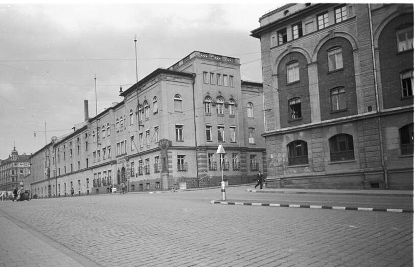 Bayerstraße 34: Links die Front der Hackerbrauerei vor den Kriegszerstörungen im Jahr 1940. Nur durch eine kleine Straße getrennt von der Pschorr-Brauerei, die rechts im Bild noch ein Stück zu sehen ist. Im Hintergrund das heute noch erhaltene Eckhaus mit dem Turmgiebel an der Grasserstraße, die zur Hackerbrücke führt. Bayerstraße 34: Links die Front der Hackerbrauerei vor den Kriegszerstörungen im Jahr 1940. Nur durch eine kleine Straße getrennt von der Pschorr-Brauerei, die rechts im Bild noch ein Stück zu sehen ist. Im Hintergrund das heute noch erhaltene Eckhaus mit dem Turmgiebel an der Grasserstraße, die zur Hackerbrücke führt.