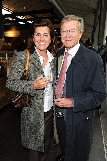 Dr. jur. Helmut Röschinger, Chef der Argenta Unternehmensgruppe, ist mit Dr. Eva Müller zur Schrannen-Eröffnung gekommen.