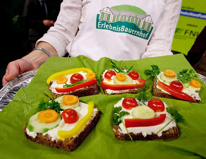 Ein Tablett mit Gemüsebroten in Form eines Gesichts, aufgenommen auf der Grünen Woche 2011 in Berlin