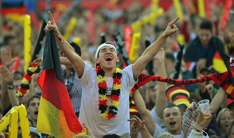 Für ihre Mannschaft geben Fußball-Fans alles - sehen Sie hier die besten Bilder von den Fan-Meilen und aus den Stadien bei der EURO 2012 in Polen und der Ukraine.