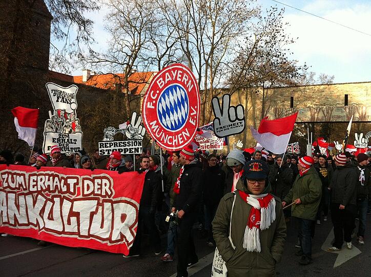 Bilder von der Demonstration in Augsburg gegen das neue DFL Sicherheitspapier, über das am 12.12 verhandelt werden soll.