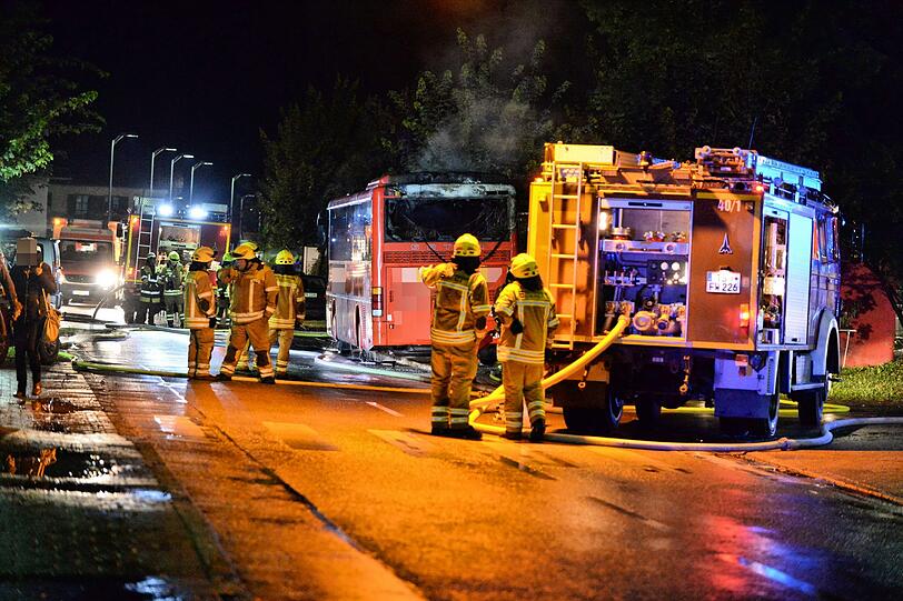 Brand eines Reisebusses in Übersee. Die Bilder vom Feuerwehreinsatz.
