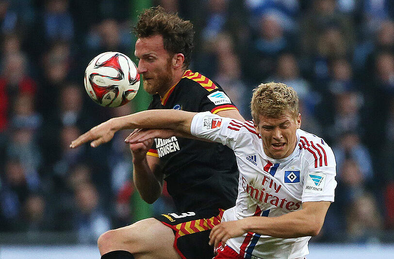 Hamburgs Matthias Ostrzolek (rechts) und Karlsruhes Dominic Peitz kämpfen um den Ball.