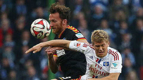 Hamburgs Matthias Ostrzolek (rechts) und Karlsruhes Dominic Peitz kämpfen um den Ball.