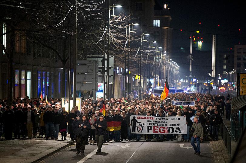 Sie gewinnen wieder an Teilnehmern: Pegida-Demonstrationen, hier etwa eine vor der Frauenkirche in Dresden.