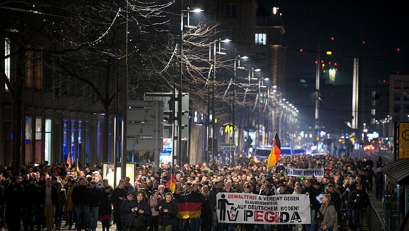 Sie gewinnen wieder an Teilnehmern: Pegida-Demonstrationen, hier etwa eine vor der Frauenkirche in Dresden. Sie gewinnen wieder an Teilnehmern: Pegida-Demonstrationen, hier etwa eine vor der Frauenkirche in Dresden.
