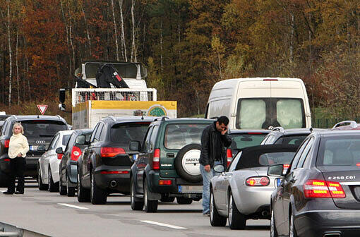 Auf der A8 kann es wegen der Fahrbahnerneuerung zu Rückstau kommen. (Symbolbild)